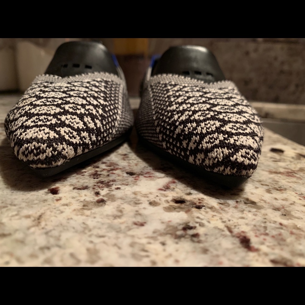 Rothys Black & White Pythons Points Size 8 - image 4